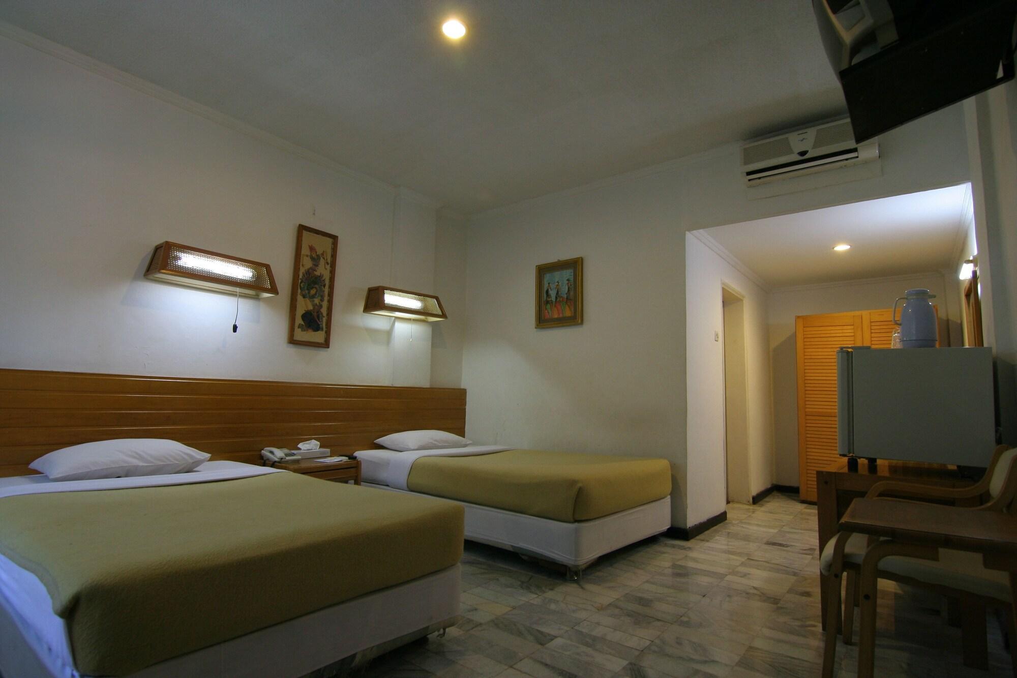 Hotel Karthi Kuta Кута Экстерьер фото