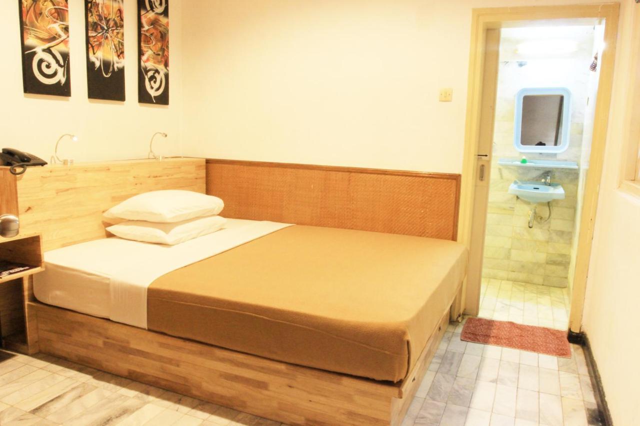 Hotel Karthi Kuta Кута Экстерьер фото